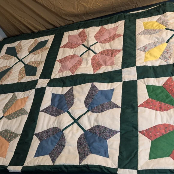 New Handmade Tulip Pattern Floral Patchwork Quilt with Green Border - Picture 4 of 7